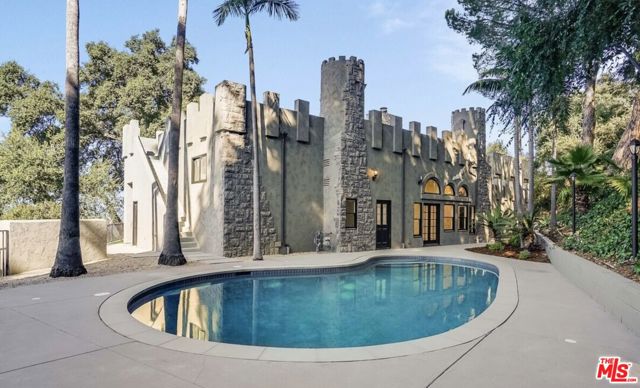 15851 Mulholland Place, Los Angeles CA: https://media.crmls.org/mediaz/f6f2a006-0285-4e12-b4db-27cead398983.jpg