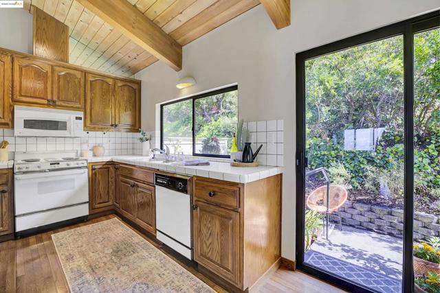 33 Binnacle Hl, Oakland CA: https://media.crmls.org/mediaz/f6f2ac4b-e748-49f3-b8cc-145f71216e9d.jpg