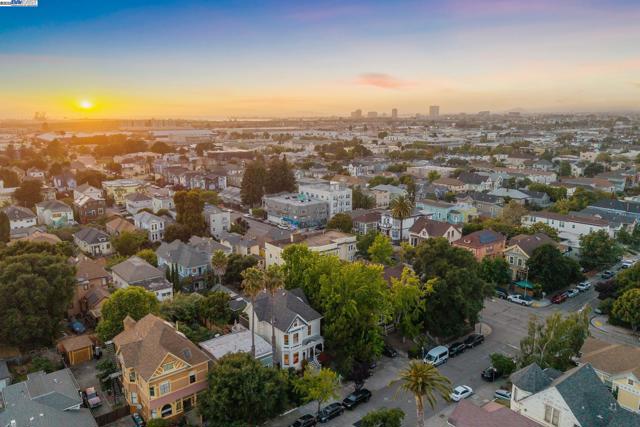 1709 Myrtle St, Oakland CA: https://media.crmls.org/mediaz/f6f481d1-e6a6-4cc7-907a-6b140f69281a.jpg