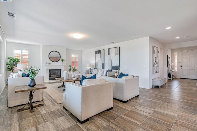 4005 Sarasta Bay Dr, Pittsburg CA: https://media.crmls.org/mediaz/f6f51035-fc12-4222-ad95-adeb7ded8c7e.jpg
