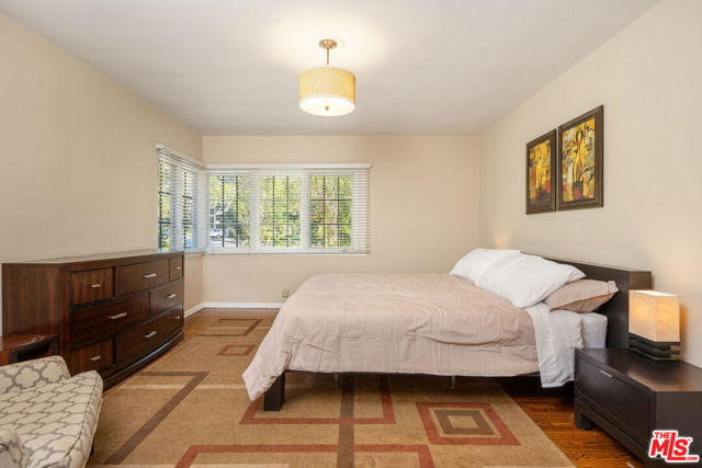 723 N Sierra Drive, Beverly Hills CA: https://media.crmls.org/mediaz/f6f5c85e-058a-4a71-8380-75c73b65a077.jpg