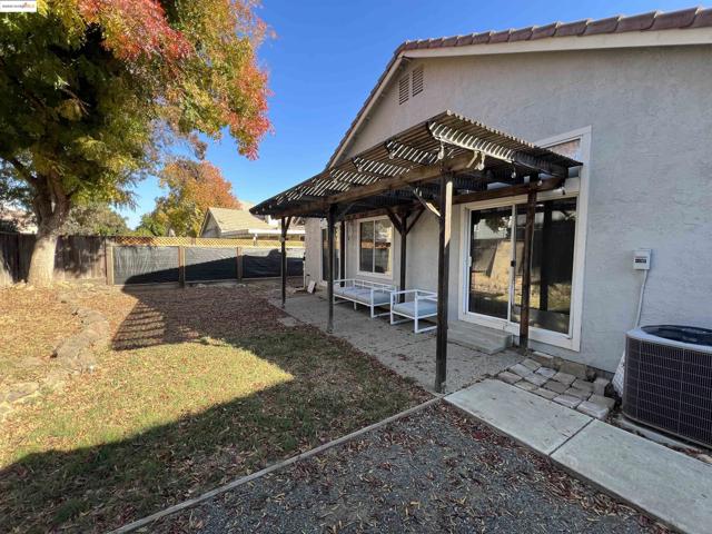 293 Amberleaf Way, Brentwood CA: https://media.crmls.org/mediaz/f6f613eb-8c94-4ec7-9314-12ed4a055b73.jpg