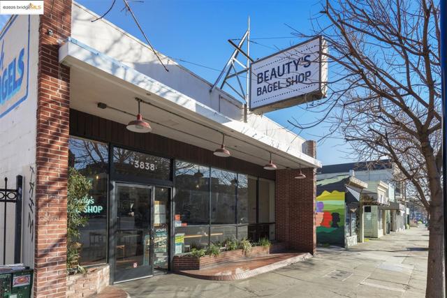 428 Cavour St, Oakland CA: https://media.crmls.org/mediaz/f6f62f3f-1c30-45f8-9ad0-58da1895826c.jpg