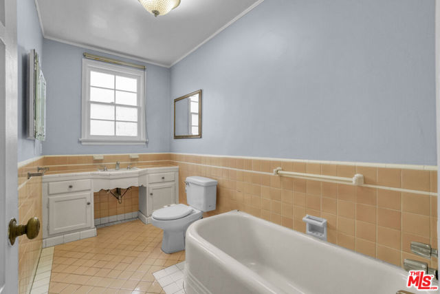 123 N Harper Avenue, Los Angeles CA: https://media.crmls.org/mediaz/f6f6e43f-aa09-482b-99dd-0511553e394c.jpg