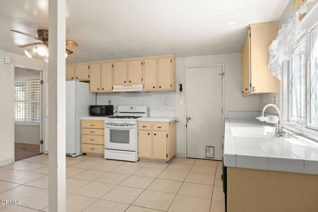 2575 Gayle Place, Simi Valley CA: https://media.crmls.org/mediaz/f6f76f60-5698-4b2c-b3ac-8509557983ef.jpg