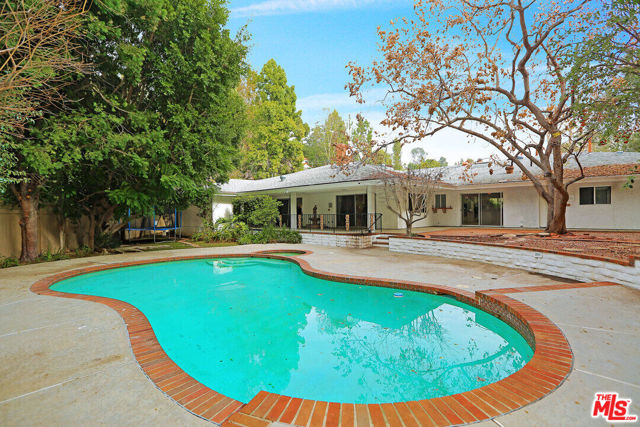 11410 Canton Drive, Studio City CA: https://media.crmls.org/mediaz/f6f7f429-fe67-4273-b311-1ecfa615cef1.jpg