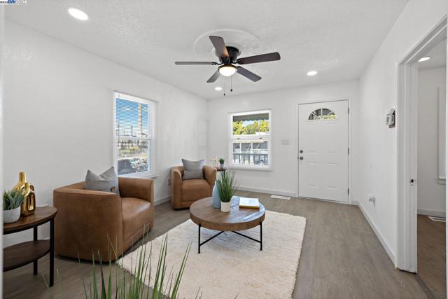 1385 Palm Ave, Martinez CA: https://media.crmls.org/mediaz/f6f836e7-75d7-4067-a700-d21d286e6e7c.jpg