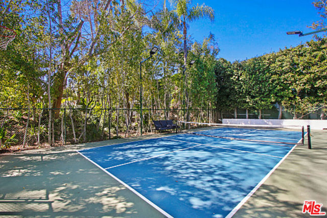 9451 Sunset Boulevard, Beverly Hills CA: https://media.crmls.org/mediaz/f6f85aff-6cbf-4533-94bd-98dce8f875d0.jpg