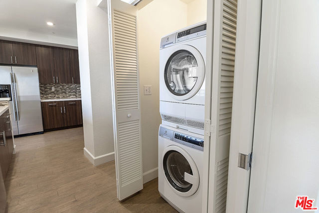 5670 Wilshire Boulevard, Los Angeles CA: https://media.crmls.org/mediaz/f6f8a567-9ee7-461f-b975-748829877f8c.jpg