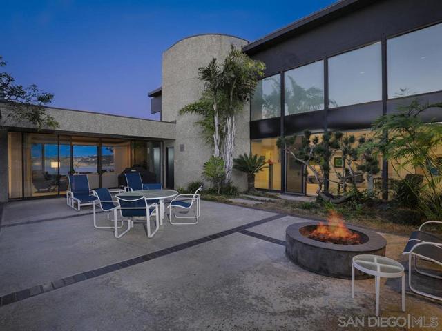7963 Prospect Pl, La Jolla CA: https://media.crmls.org/mediaz/f6f8f352-90e6-4cad-9c98-1f19fd6a3ff6.jpg