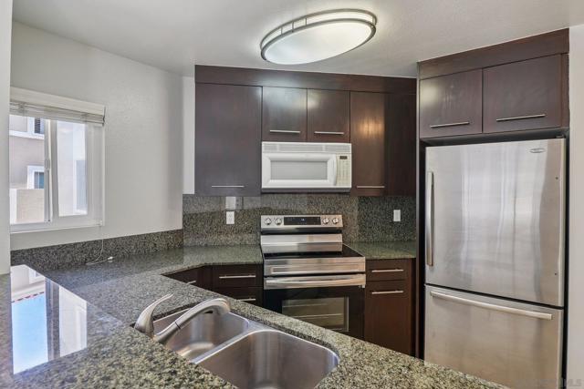 7565 Charmant Dr, San Diego CA: https://media.crmls.org/mediaz/f6fa629d-2f89-461a-92f4-50e662aadb08.jpg