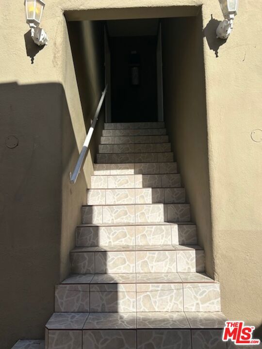 428 S DOHENY Drive, Beverly Hills CA: https://media.crmls.org/mediaz/f6fa65e5-1fc8-4ad8-91bc-d723004634bc.jpg