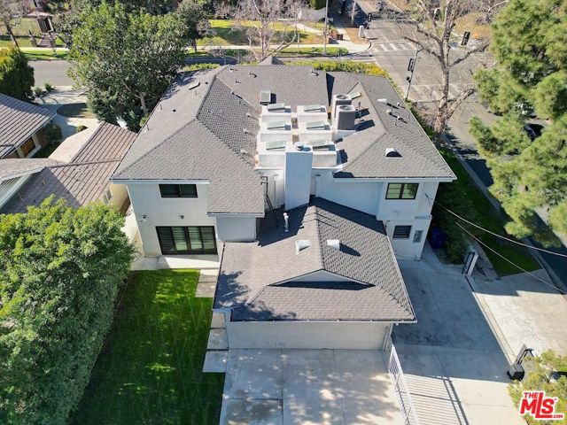 602 S Lucerne Boulevard, Los Angeles CA: https://media.crmls.org/mediaz/f6fab5a5-b8df-4e5b-8cae-3507ae505951.jpg
