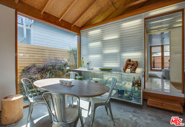 745 Navy Street, Santa Monica CA: https://media.crmls.org/mediaz/f6fb2ae0-ffbe-4be8-9b4c-e1d0cce2921e.jpg