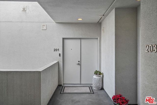 5205 Ocean Front Walk, Marina del Rey CA: https://media.crmls.org/mediaz/f6fb3769-e2f0-4c22-8054-76b6226d6d38.jpg