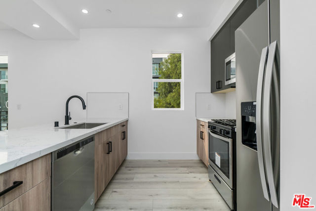 522 N Wilton Place, Los Angeles CA: https://media.crmls.org/mediaz/f6fbd420-1e6b-4c2a-9806-7b094ba67c0d.jpg