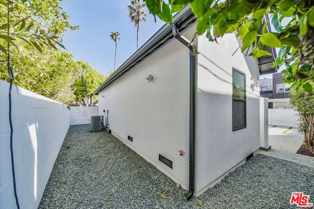 2021 Idaho Avenue, Santa Monica CA: https://media.crmls.org/mediaz/f6fc4bb3-a19e-4cc4-8839-454df1ca8f1c.jpg