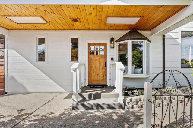 320 Cliff Drive, Aptos CA: https://media.crmls.org/mediaz/f6fd9fb5-2f8c-4e5b-bb9c-3186b43b561e.jpg