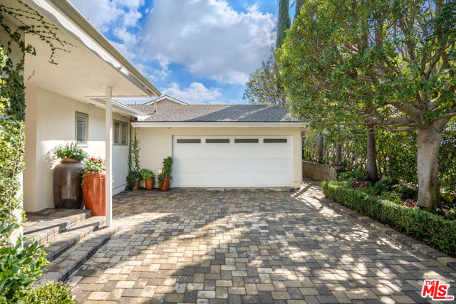 968 Kenfield Avenue, Los Angeles CA: https://media.crmls.org/mediaz/f6ff63b1-22d8-41b6-bbe7-f458bd2eaaaa.jpg