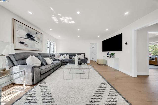524 Gamay Ct, Fremont CA: https://media.crmls.org/mediaz/f7002d21-878a-4b19-a924-2e01ba9f83cc.jpg