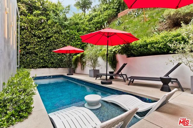 9792 Oak Pass Road, Beverly Hills CA: https://media.crmls.org/mediaz/f70059b5-79d8-4a3e-a022-65d68aea357e.jpg