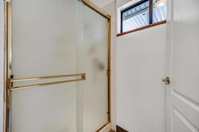 1137 Post St, Alameda CA: https://media.crmls.org/mediaz/f700a1da-5433-460e-85fc-a0aaa59e6bda.jpg
