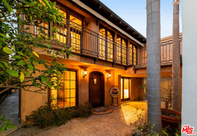 667 Santa Clara Avenue, Venice CA: https://media.crmls.org/mediaz/f701e08a-7a98-46ce-ac60-745e284dea2e.jpg