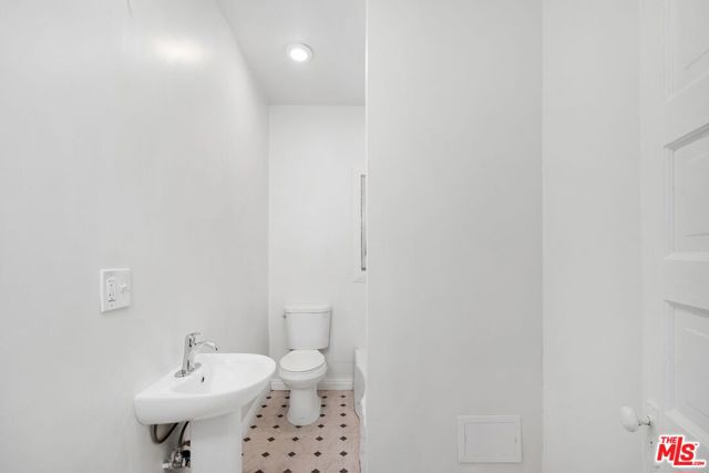 827 Lucile Avenue, Los Angeles CA: https://media.crmls.org/mediaz/f70255dc-af29-493a-a4f2-d4eeef48aea6.jpg
