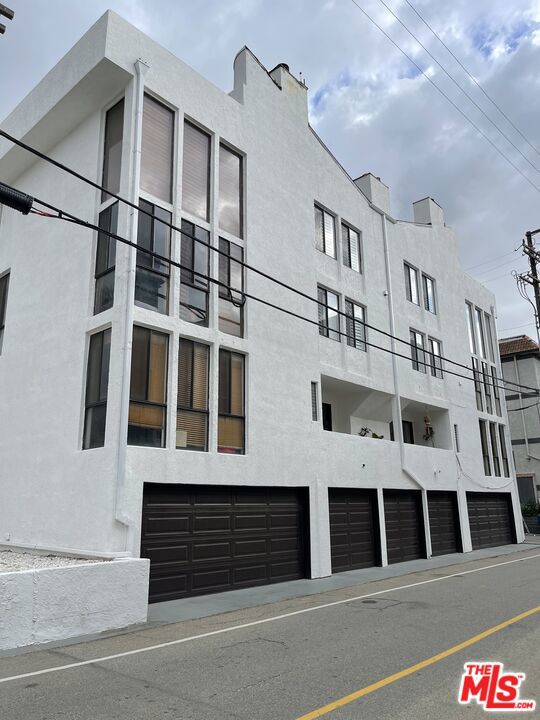 Image 32 of 58 For 14 Mast Street