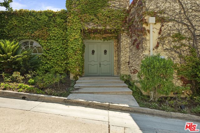 1634 Gilcrest Drive, Beverly Hills CA: https://media.crmls.org/mediaz/f703d1b5-14a3-44d0-a872-98f464e5dda1.jpg