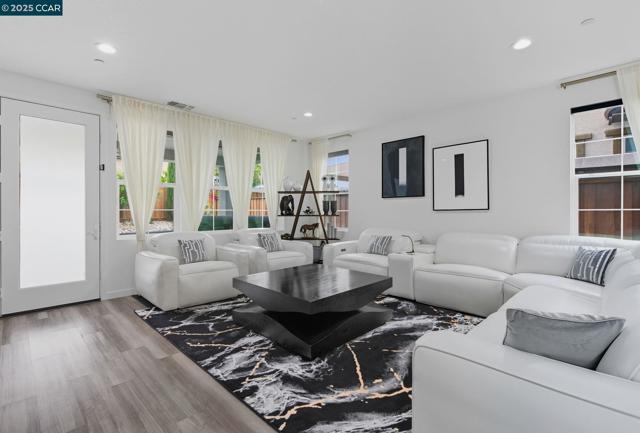 320 E Angelina Ave, Mountain House CA: https://media.crmls.org/mediaz/f7046158-d93d-4ffe-958e-2b5ac4bf1d34.jpg