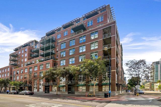 877 Island Ave, San Diego CA: https://media.crmls.org/mediaz/f7051c57-294d-468b-b81f-be8ec93caf9d.jpg