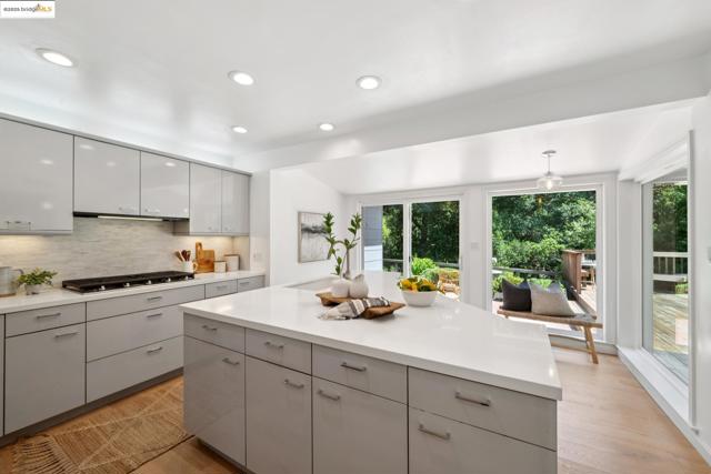 184 Lombardy Ln, Orinda CA: https://media.crmls.org/mediaz/f7052e9b-dc39-48c6-a059-c93a8826633c.jpg