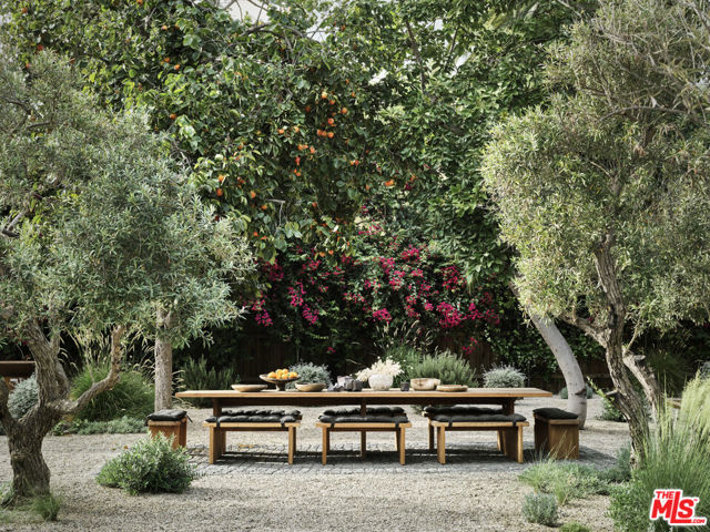 6153 Bonsall Drive, Malibu CA: https://media.crmls.org/mediaz/f706cab8-5d6e-4a3f-ba34-a1255f7a2c35.jpg