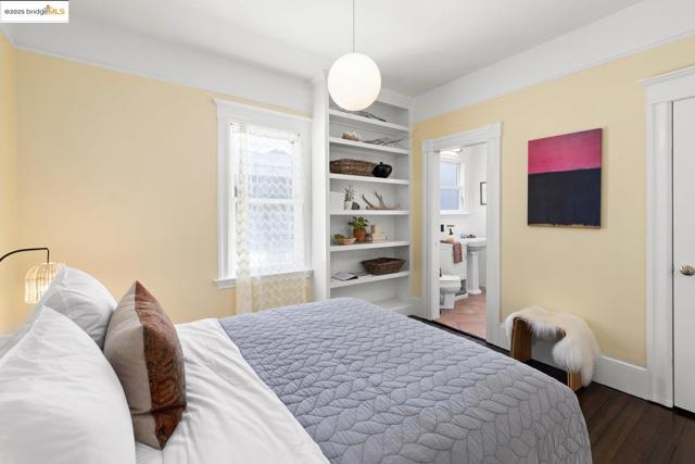 824 Arlington Avenue, Oakland CA: https://media.crmls.org/mediaz/f7075b65-79bf-45cd-984f-2cea38ddd66b.jpg