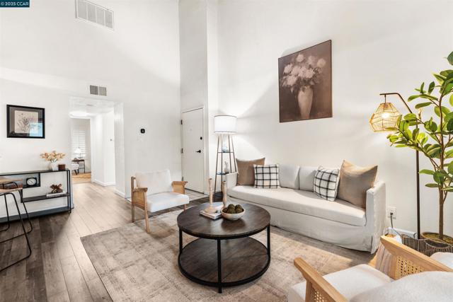 2720 Oak Rd, Walnut Creek CA: https://media.crmls.org/mediaz/f707bb72-7a11-4e12-afed-e0cb5244c240.jpg