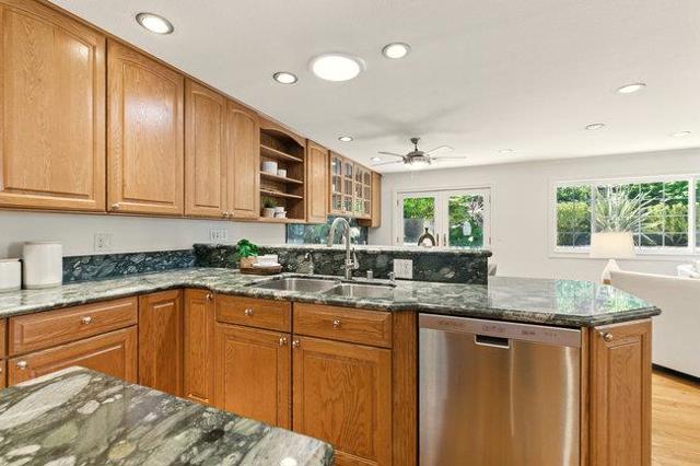 698 Emerald Hill Road, Redwood City CA: https://media.crmls.org/mediaz/f7087774-9324-46c4-85b7-57101b78c5f7.jpg