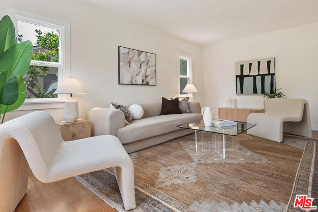 913 N Clybourn Avenue, Burbank CA: https://media.crmls.org/mediaz/f70a5998-d0e2-4e2f-bec4-00c8b92bfcaf.jpg