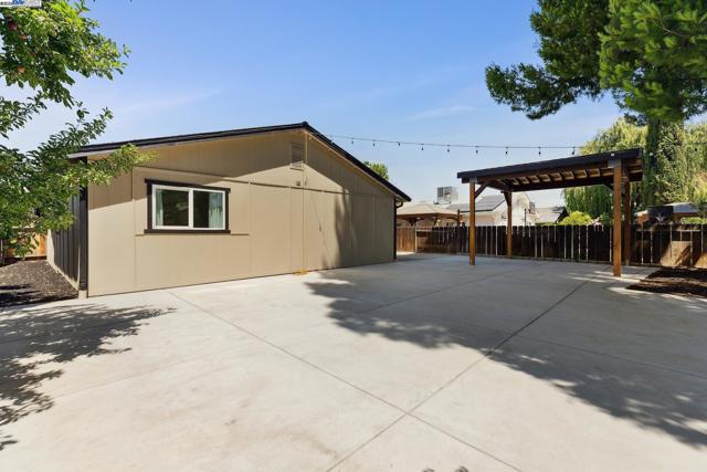 310 S Central Ave, Tracy CA: https://media.crmls.org/mediaz/f70afec0-2918-4bb2-9f2d-92293bfea41f.jpg