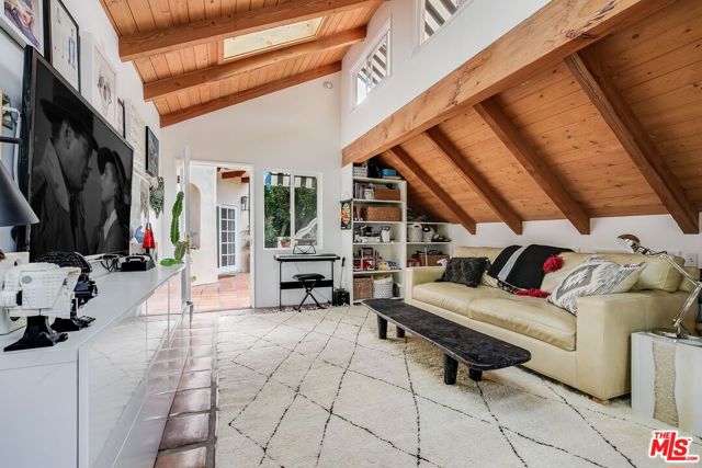 2880 Searidge Street, Malibu CA: https://media.crmls.org/mediaz/f70ba57a-bd88-4d7f-a2c2-6310933334db.jpg