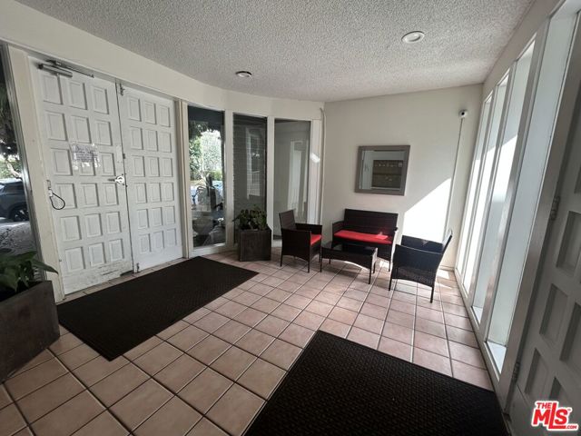 5142 Zelzah Avenue, Encino CA: https://media.crmls.org/mediaz/f70c4704-dba3-445d-8257-92a62296658b.jpg