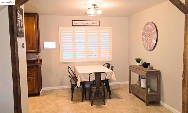 5338 Sunrise Meadows Ln, Oakley CA: https://media.crmls.org/mediaz/f70c8d6b-792f-4828-a1e7-526b6f1c0944.jpg