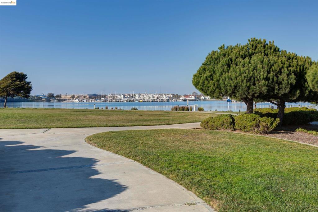 https://media.crmls.org/mediaz/f70dc2f0-699a-4cb3-94df-a13626275368.jpg?preset=X-Large
