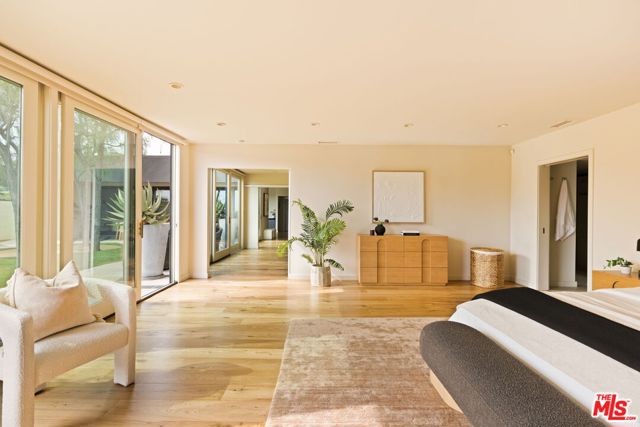 5284 Los Diegos Way, Los Angeles CA: https://media.crmls.org/mediaz/f70e6cf4-e1b2-4a4d-acf4-d593d13c029d.jpg