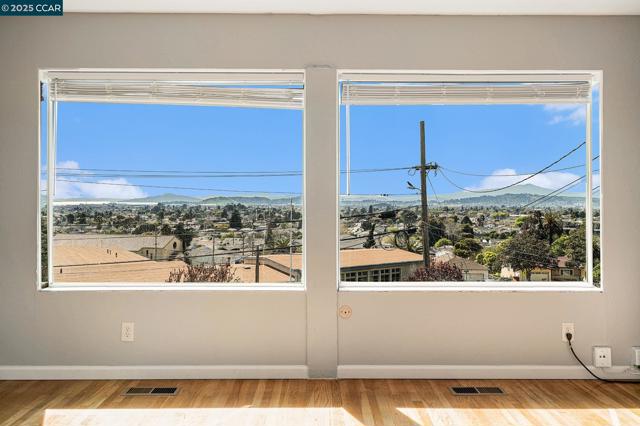 5955 Ralston Ave, Richmond CA: https://media.crmls.org/mediaz/f70ee770-368e-4e59-b2e3-96a33ec9a6f2.jpg