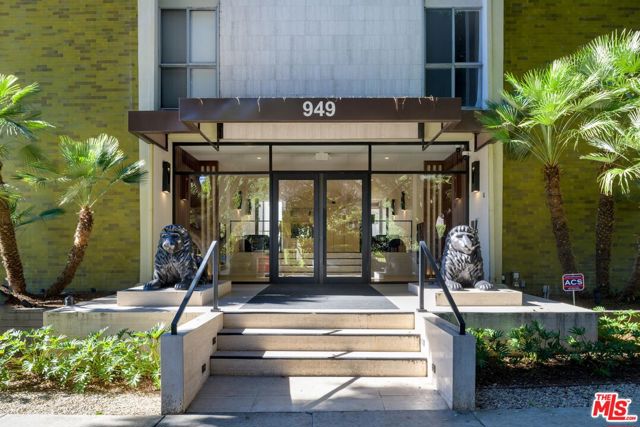 949 N Kings Road, West Hollywood CA: https://media.crmls.org/mediaz/f70f08d3-9f12-476f-8378-5ec00c0b1271.jpg