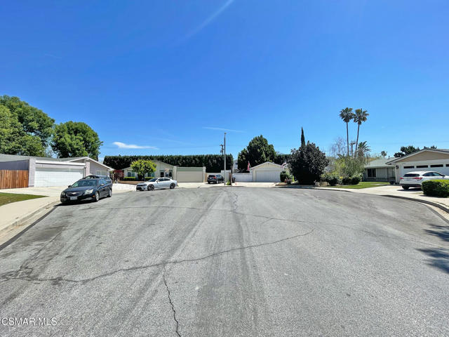 2373 Bryson Place, Simi Valley CA: https://media.crmls.org/mediaz/f70f15a5-e77b-4404-b981-4faee57d05a6.jpg