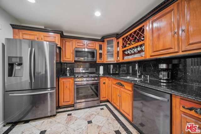 9520 Via Tivoli, Burbank CA: https://media.crmls.org/mediaz/f70f21d4-416c-49d1-98ea-0c1569dded3a.jpg