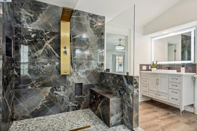 418 Golf Ct, Walnut Creek CA: https://media.crmls.org/mediaz/f71069f0-fcda-4ae0-9a93-af1435bfc27c.jpg