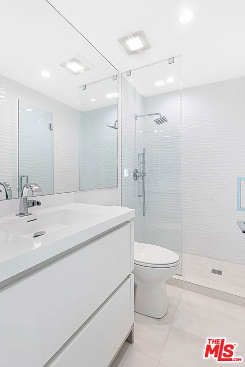 2419 Ocean Front Walk, Venice CA: https://media.crmls.org/mediaz/f712c4cc-3e8b-49f2-8ce6-4dc47c37c854.jpg
